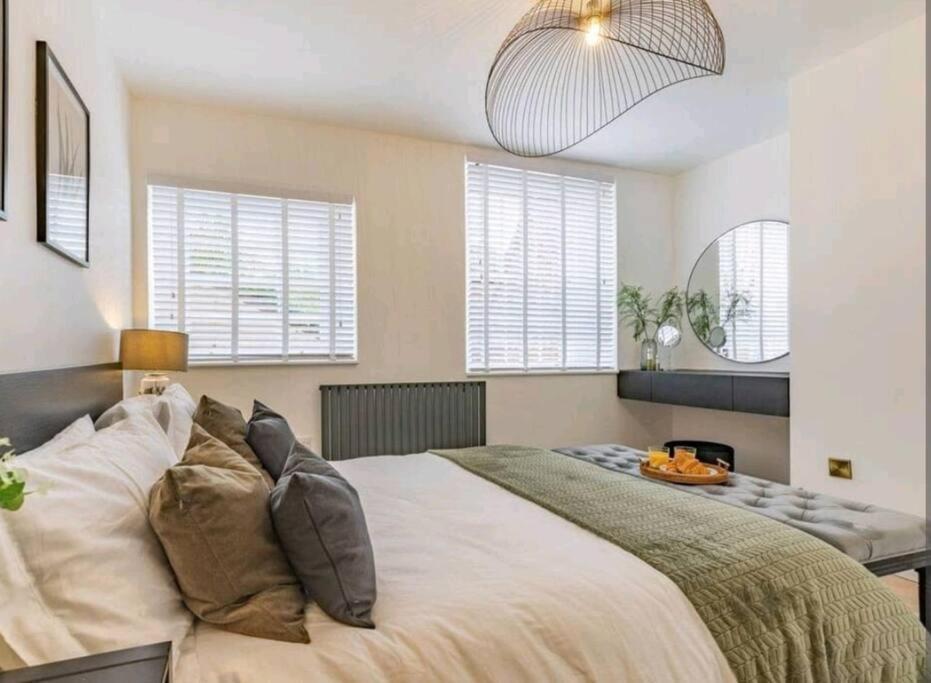St Marg'S Hideaway; Grade II Listed Luxury Apartment In The Heart Of Cheltenham - Gateway To The Cotswolds! Sleeps 4 - Outdoor Seating And Free Private Parking! Extérieur photo